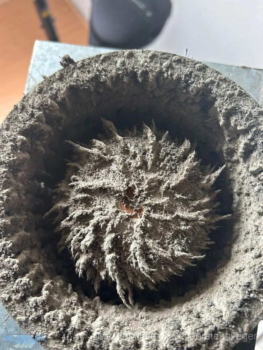 Vuile ventilatormotor met stoflaag